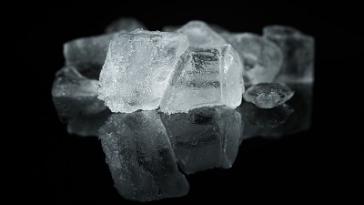 Imagen elegante de varios cubitos de hielo